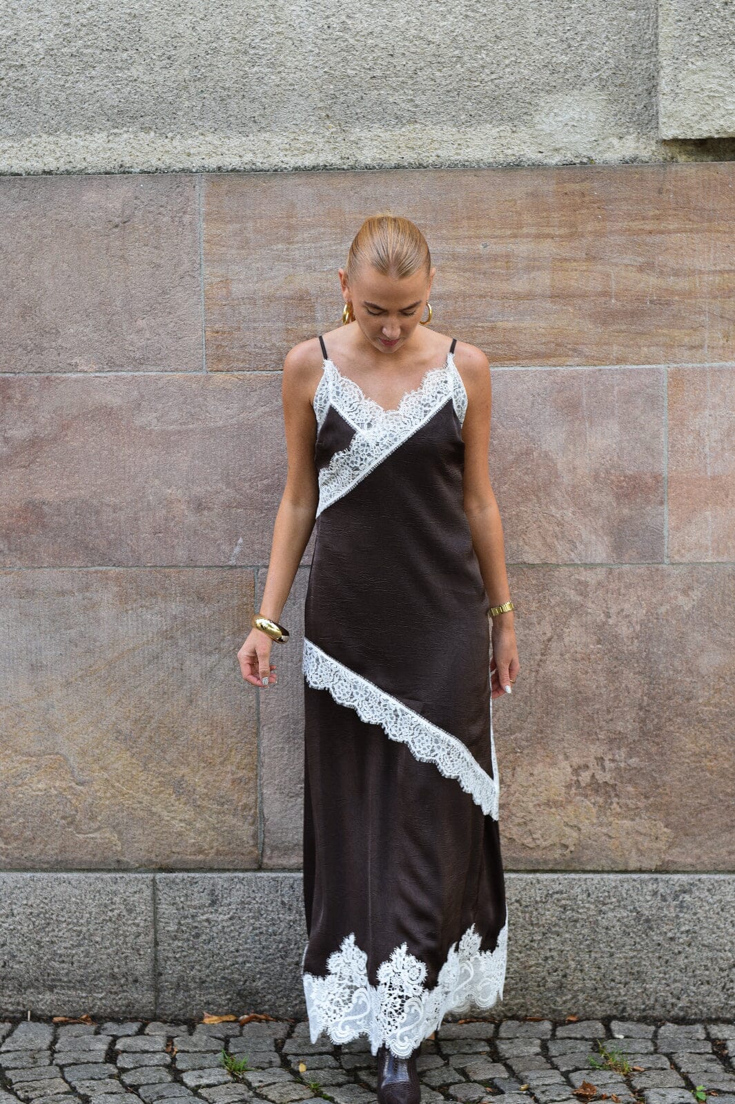 A-View - Sinda Lace Dress AV8206 - 194 - Dark Brown Kjoler