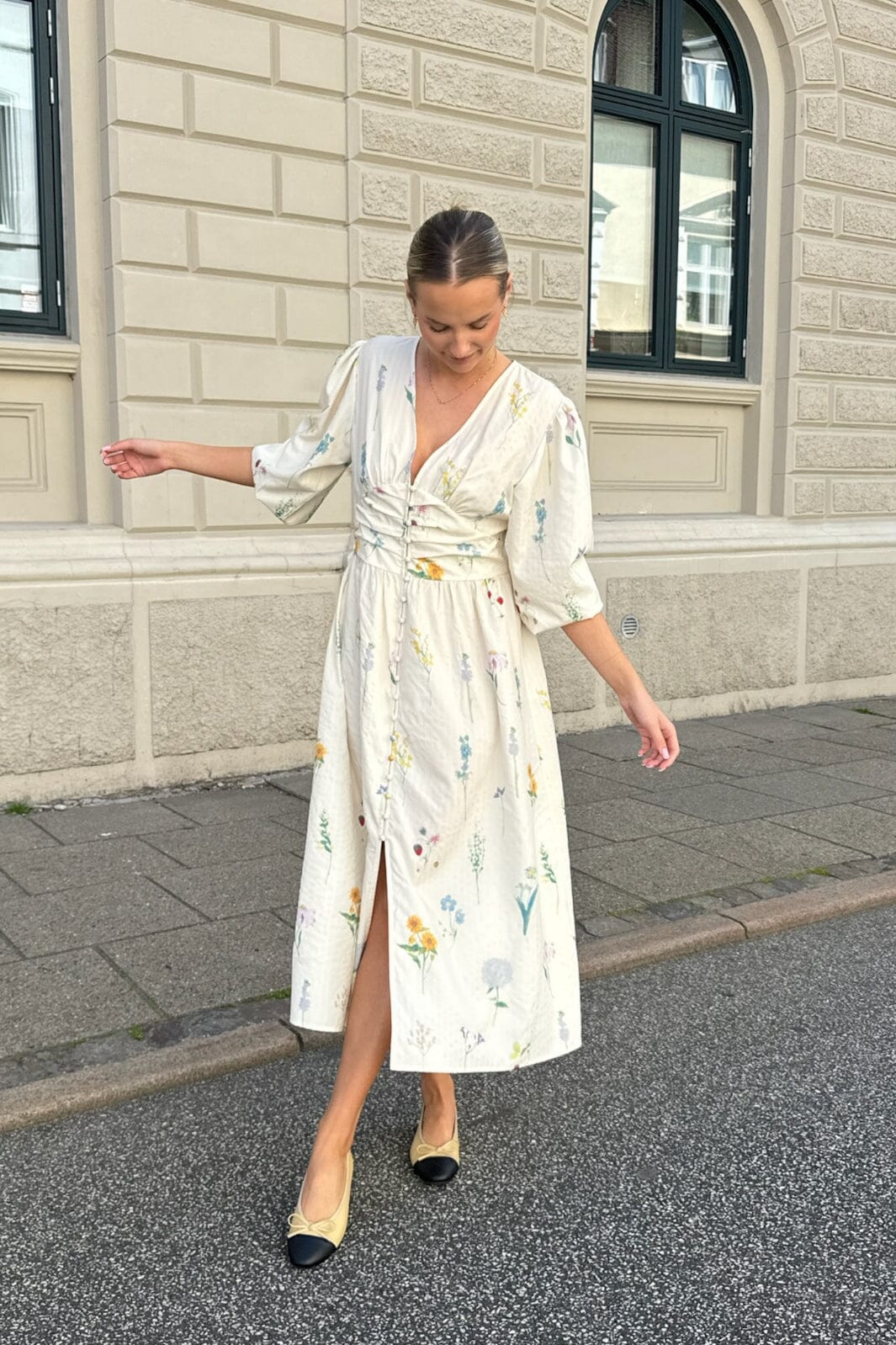 Forudbestilling - BYIC - Adelic Long Dress - owfp Off White Flower Print Kjoler