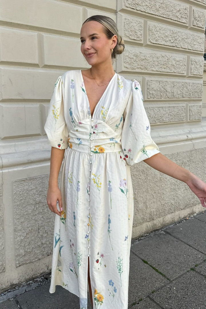 Forudbestilling - BYIC - Adelic Long Dress - owfp Off White Flower Print Kjoler