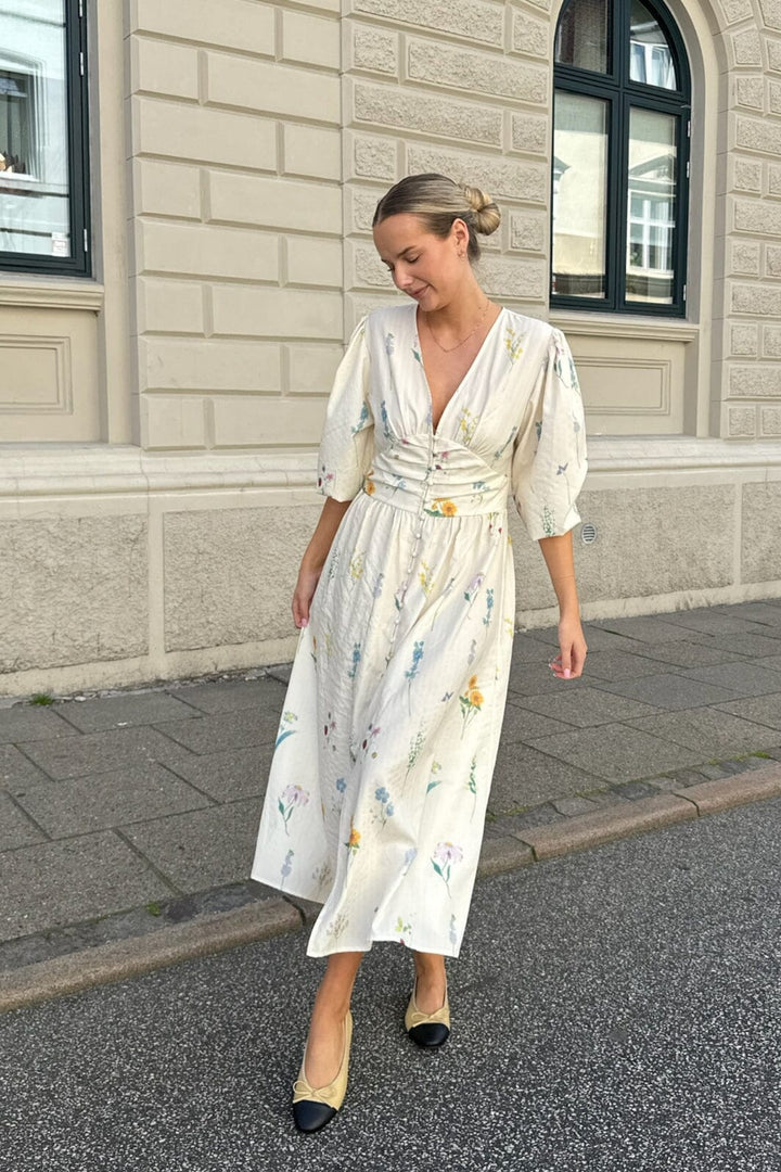 Forudbestilling - BYIC - Adelic Long Dress - owfp Off White Flower Print Kjoler