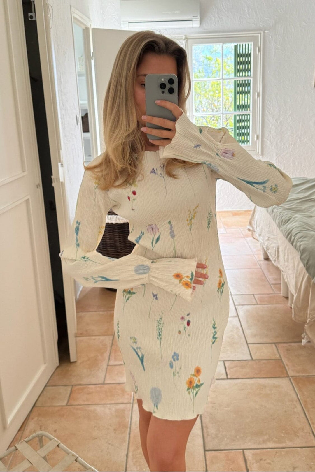 Forudbestilling - BYIC - Odineic Dress A23833 - Off White Flower Print Kjoler