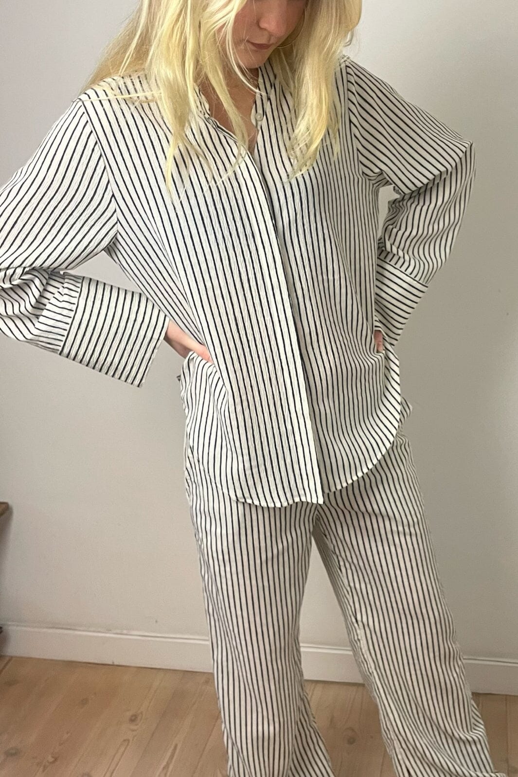 Forudbestilling - Continue - Selma Stripe - Offwhite With Black Stripe Bluser