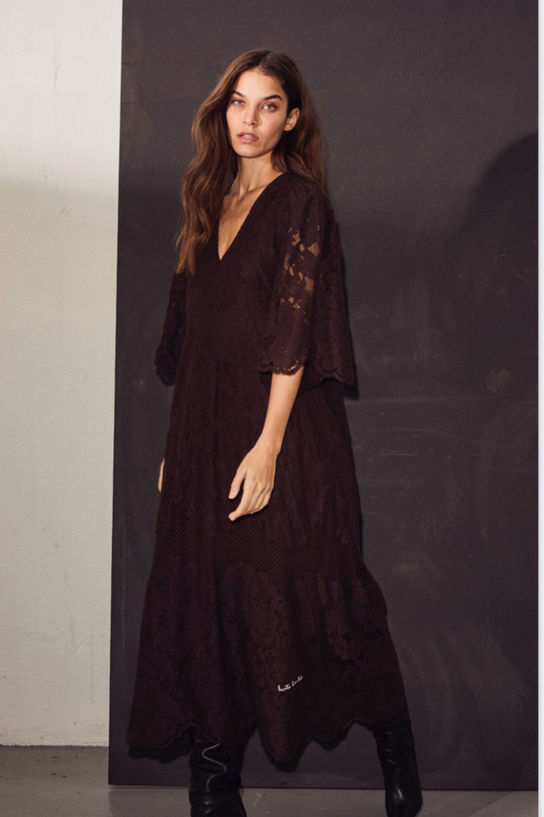 Forudbestilling - Haute L'Amitié - Curvey Lace Hem Dress HL10009 - Mocca Kjoler