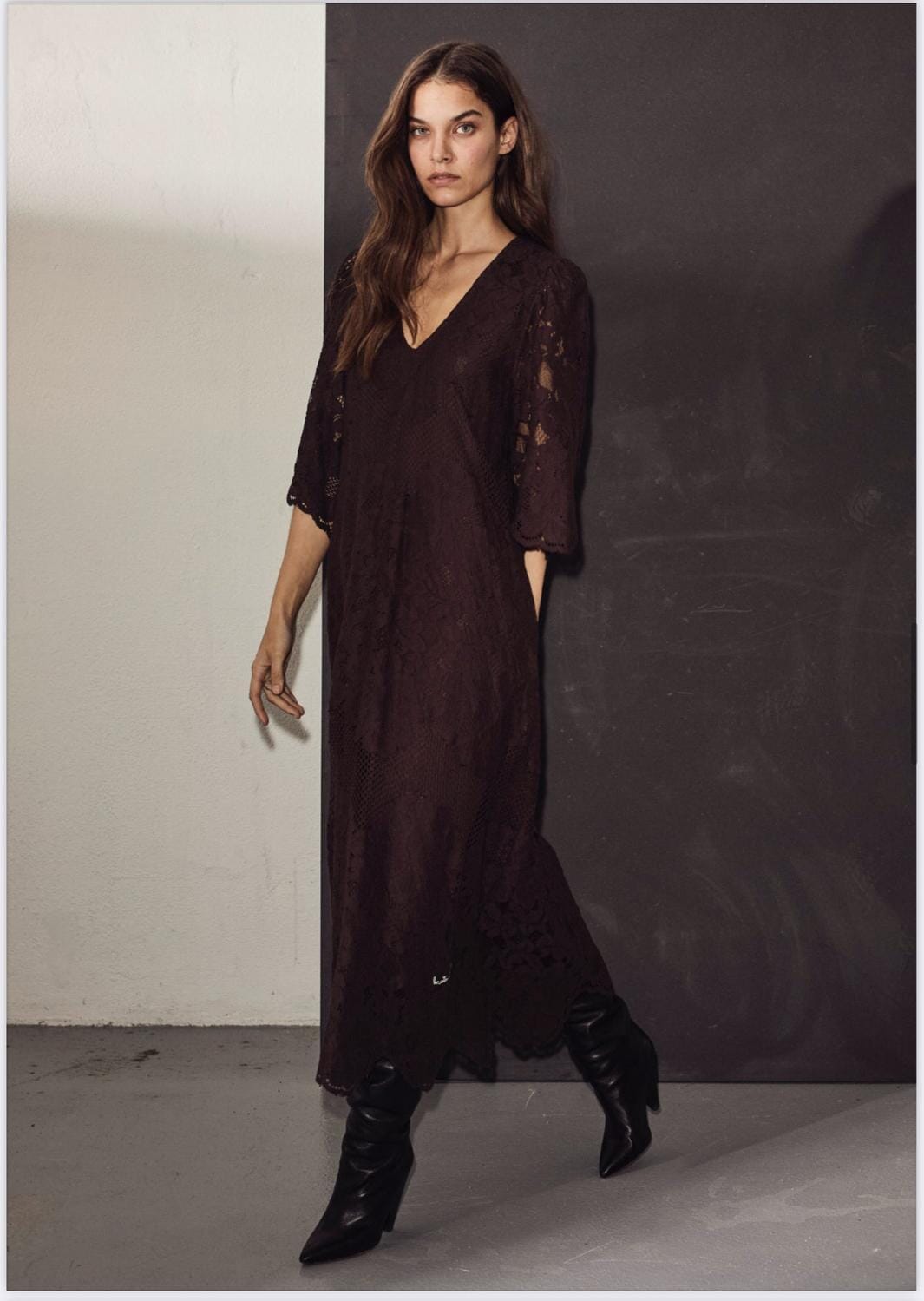 Forudbestilling - Haute L'Amitié - Curvey Lace Hem Dress HL10009 - Mocca Kjoler