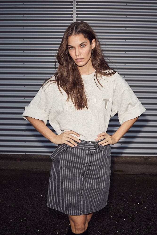 Forudbestilling - Haute L'Amitié - Lou Stripe Belt Skirt HL10174 - Dark Grey Nederdele