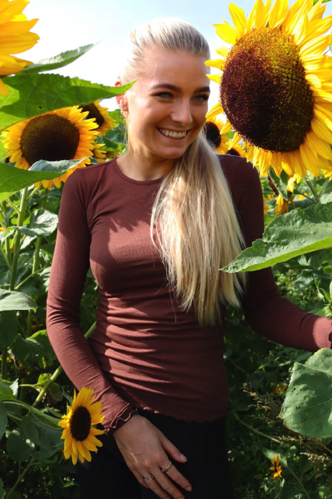 Forudbestilling - Liberte - Natalia Ls Round Neck Blouse - Dark Brown Bluser