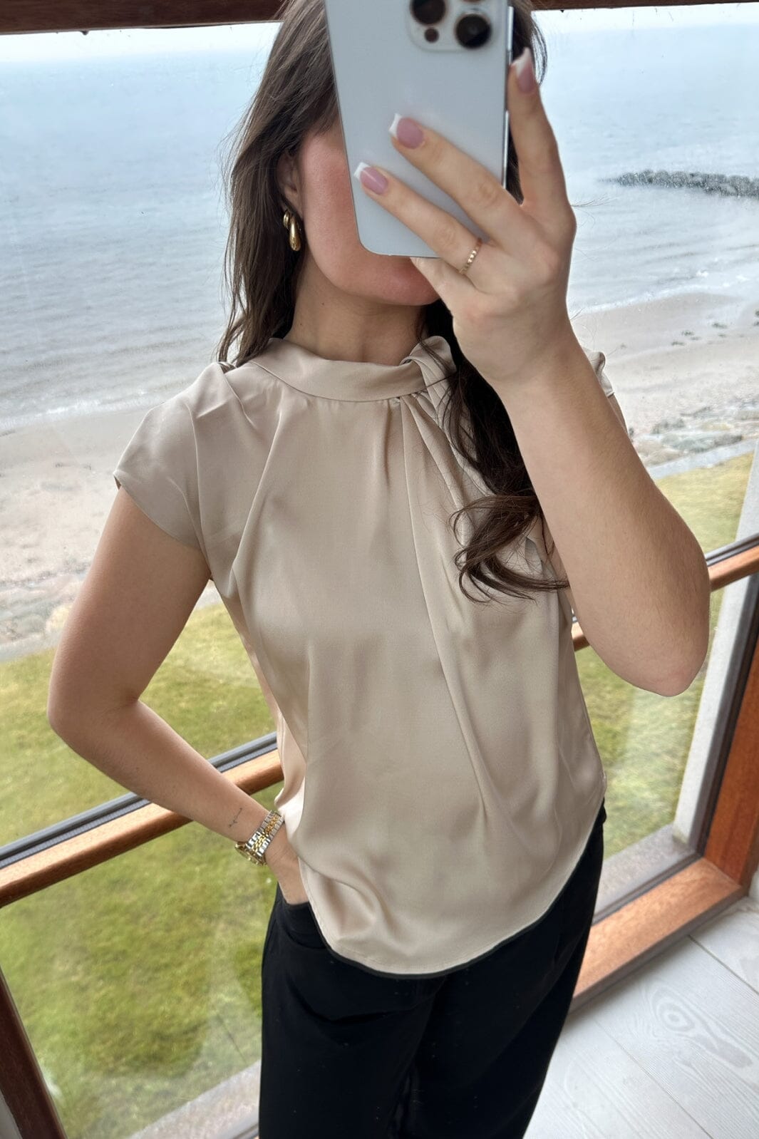 Forudbestilling - Neo Noir - Fleur Drapy Satin Blouse - Dark Sand Toppe