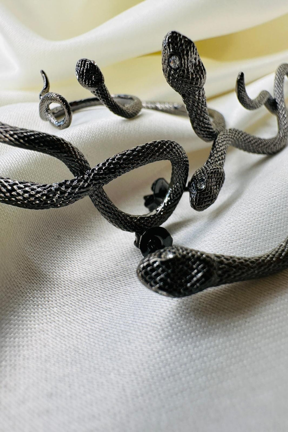 Forudbestilling - O-element - Poison Snake Earring - Black Øreringe