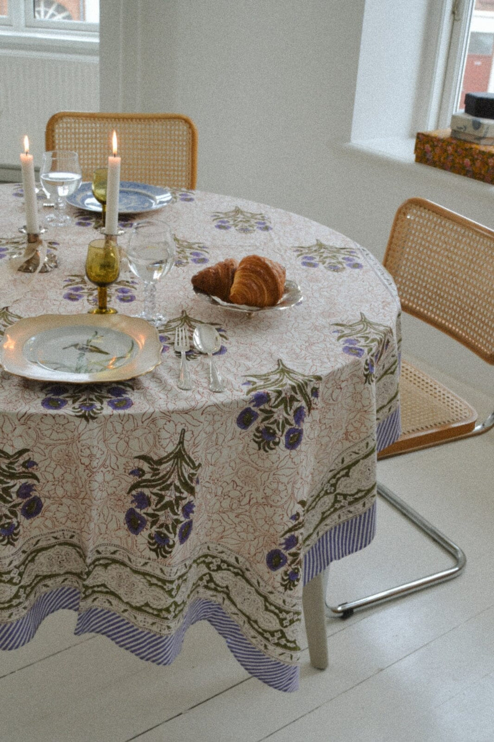 Forudbestilling - Sissel Edelbo - Noor Tablecloth SE 1338 - Purple & Green Interiør