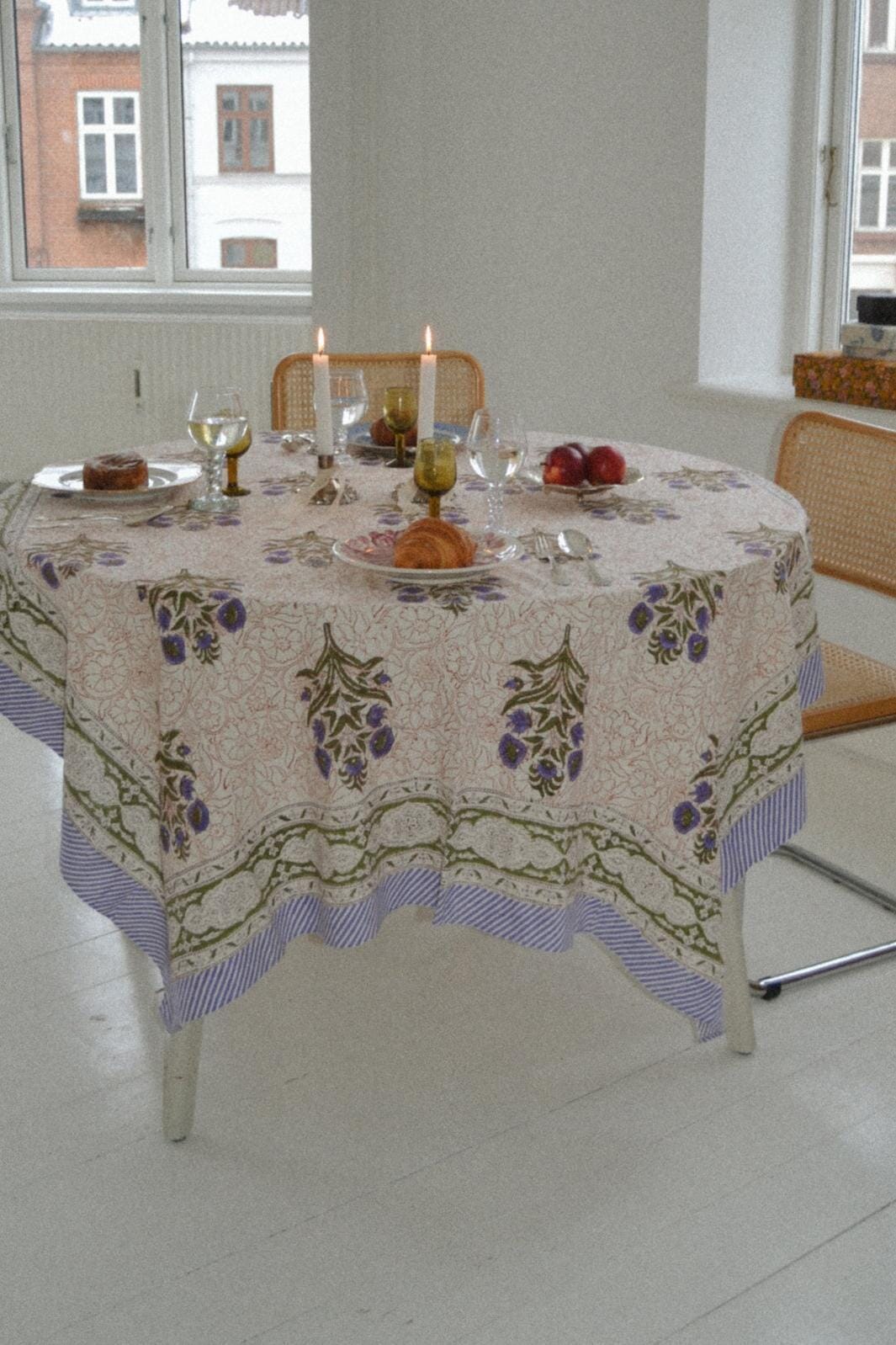 Forudbestilling - Sissel Edelbo - Noor Tablecloth SE 1338 - Purple & Green Interiør