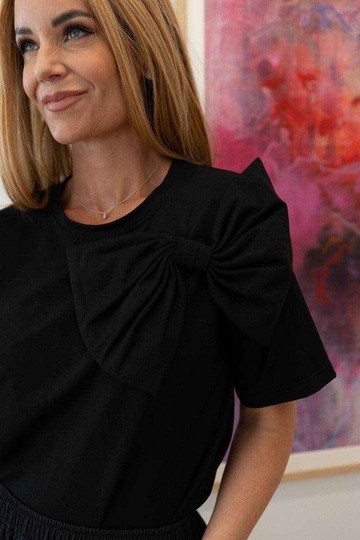 Forudbestilling - Valentin Studio - Bow Button Knit T-shirt - Black T-shirts