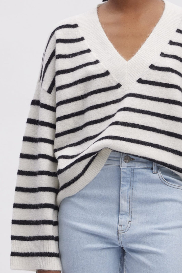 Gestuz - Alphagz V-Neck Striped - 106145 Ivory Black Striped Strikbluser