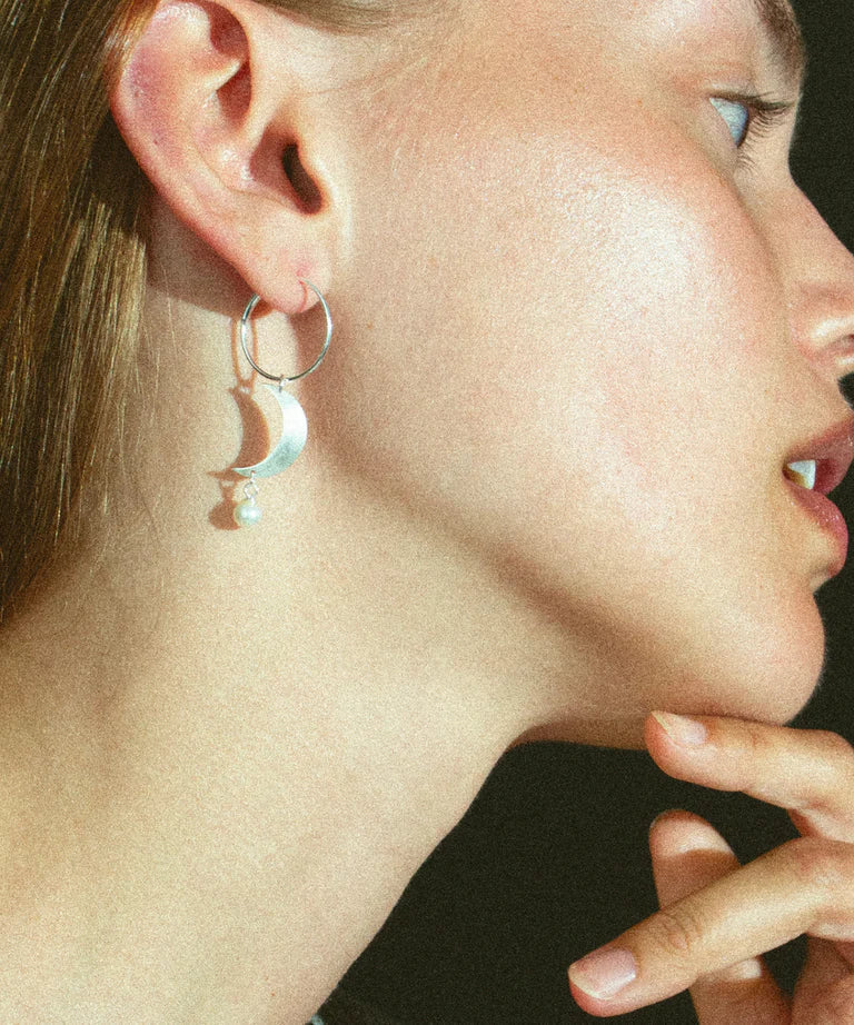Jane Kønig - Half Moon Creole with pearl - Silver Øreringe