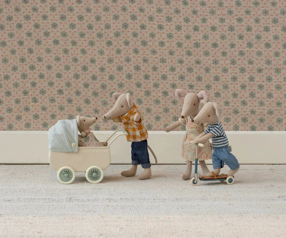 Maileg - Barnevogn Med Baby Mus - Mint - Mouse Acc Legetøj