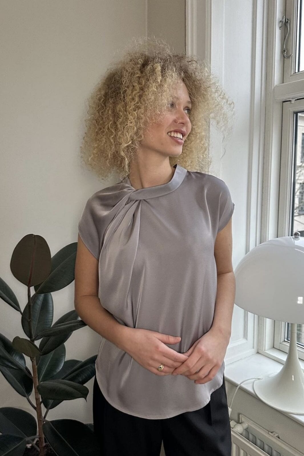 Neo Noir - Fleur Drapy Satin Blouse - 130 Grey Bluser