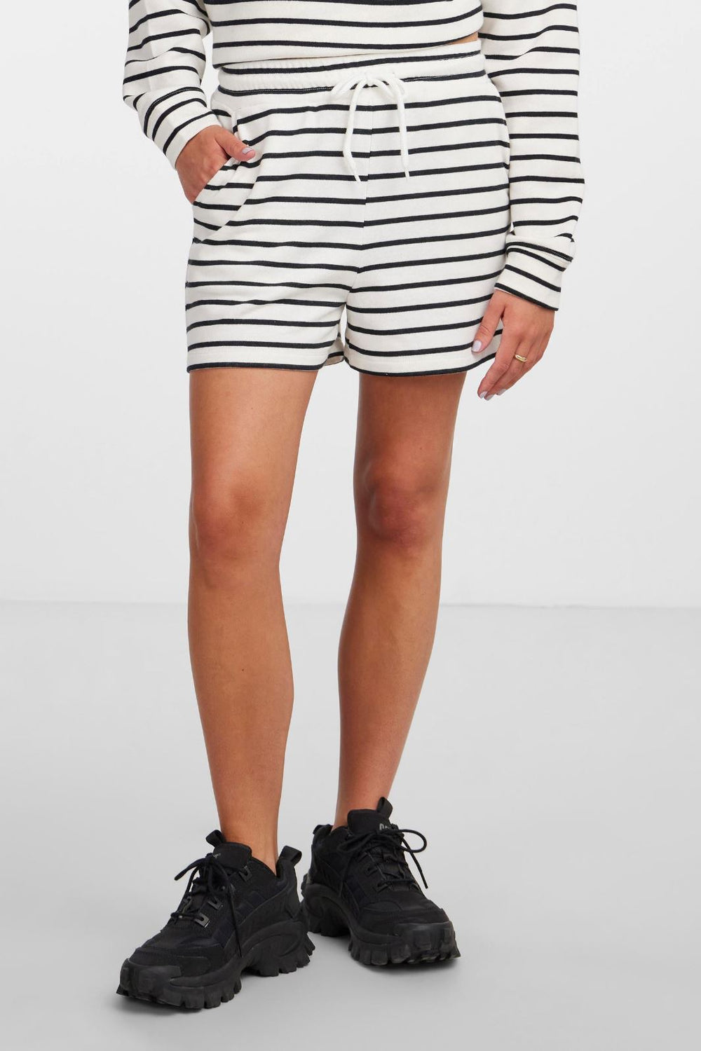 Pieces - Pcchilli Summer Shorts Stripe - 4410140 Cloud Dancer Black Shorts