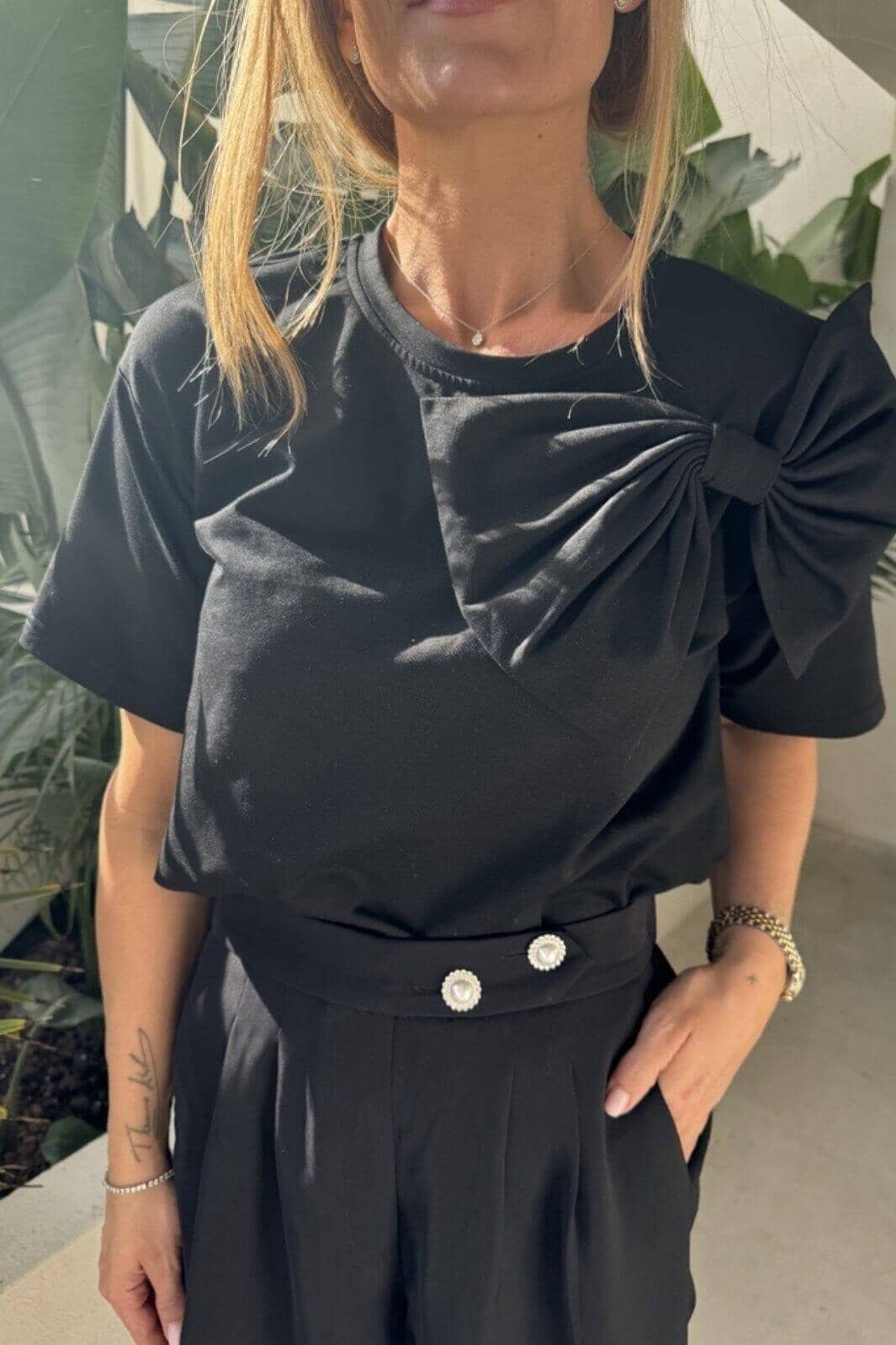 Forudbestilling - Valentin Studio - Bow Button Knit T-shirt - Black T-shirts