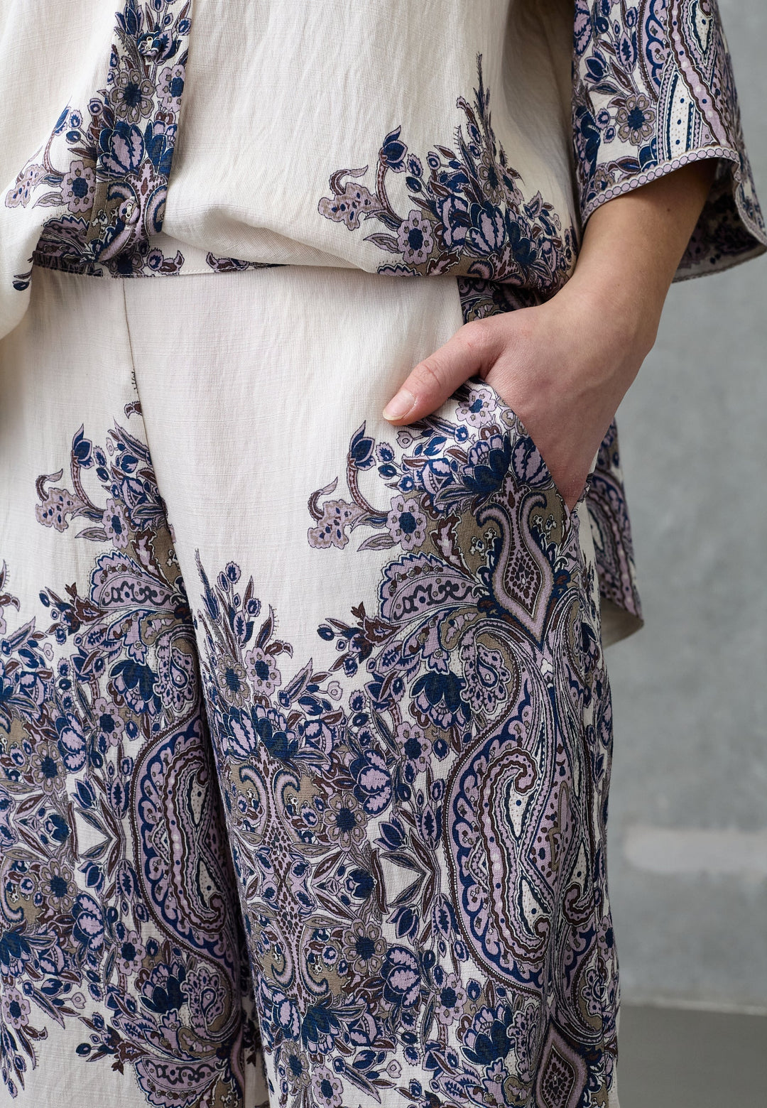 Love & Divine - Love1024-62 19893 - 802 - Champagne Paisley