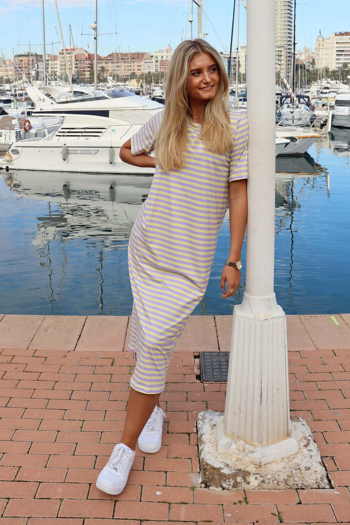 Forudbestilling - Liberte - Alma Tshirt Dress - Lavender Yellow Stripe (Maj) Kjoler 