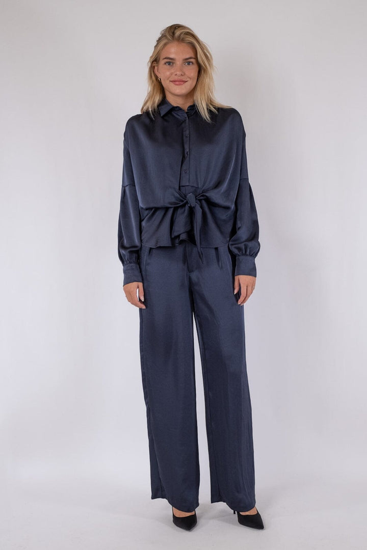 Forudbestilling - Neo Noir - Naja Satin Shirt - Midnight Blue Skjorter 