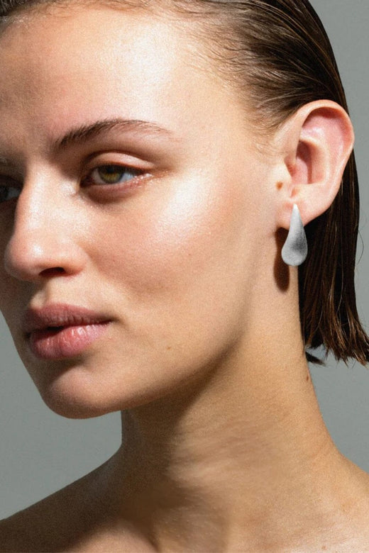 Jane Kønig - Mega Orbis Drop Stud MODS-SS25-S - Forsølvet