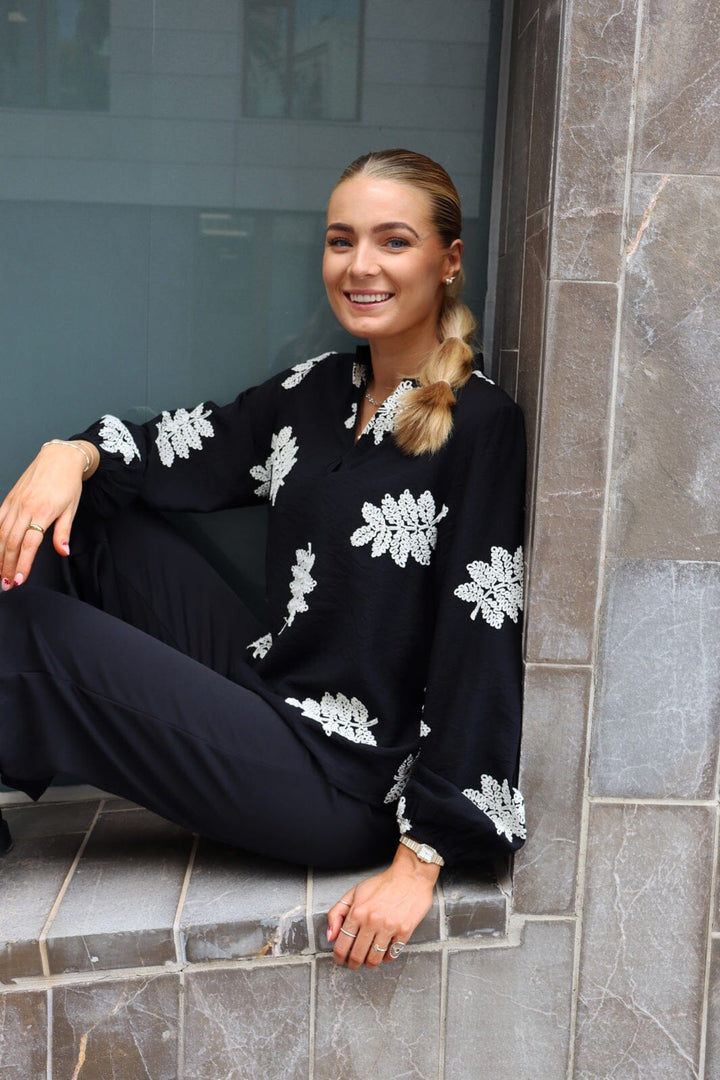 Liberte - Meg Ls Vneck Blouse 22318 - Black Creme Leaf