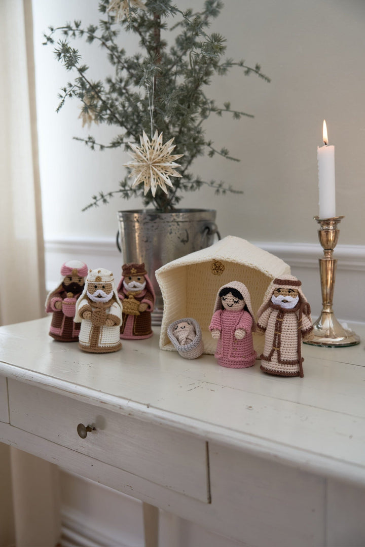 Lille Arv - Hæklet Krybbe Med Jesus Julepynt 