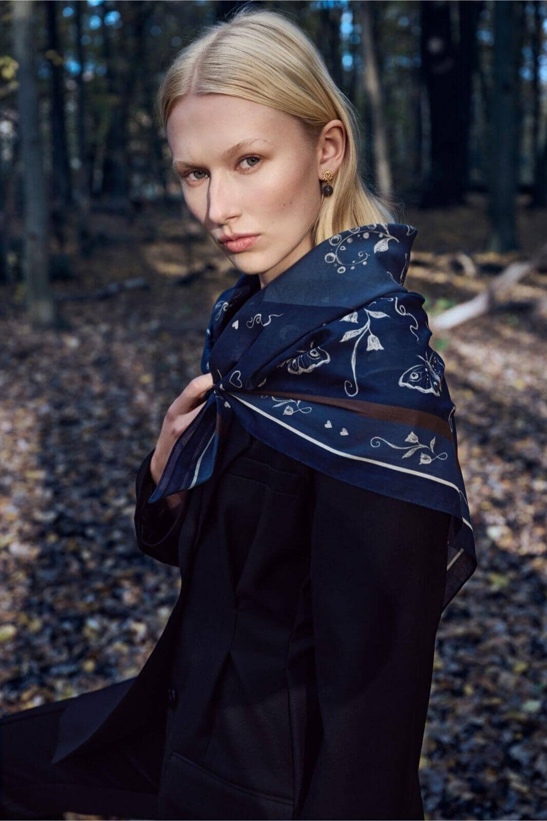 Maanesten - Olena Scarf 90x90 Navy - 4258 Tørklæde 