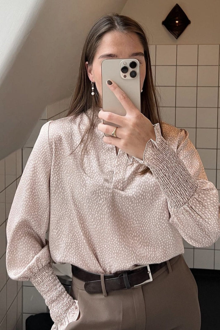 Neo Noir - Landa Floating Dot Blouse - Sand Bluser 