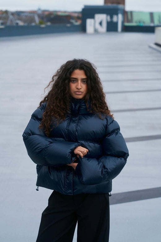 Neo Noir - Rhea Shiny Puffer Jacket 165094 - 141 - Navy Jakker 