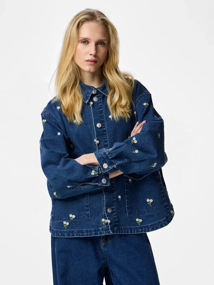 Pieces - Pcflora Ls Denim Emb Shirt - 5068168 Medium Blue Denim White Flower Embroidery Skjorter 