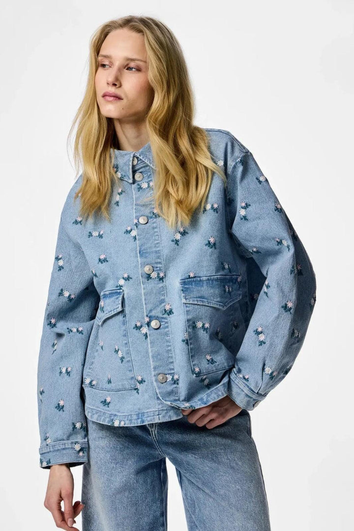 Pieces - Pcflora Ls Denim Emb Shirt - 5068169 Light Blue Denim Pink Flower Embroidery Skjorter 